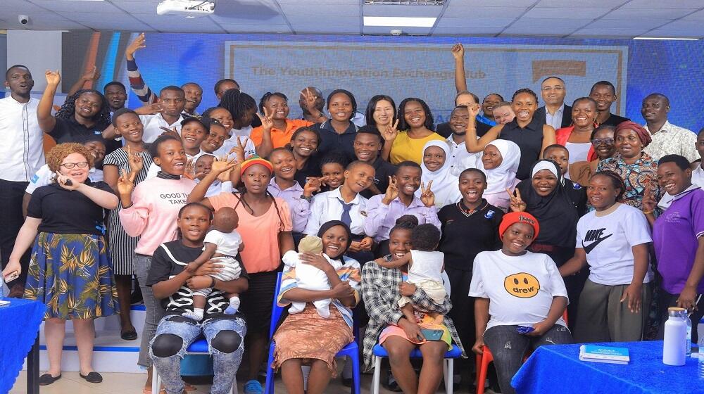 Teenage mothers, innovators and students pose for a group photo with representatives from UNFPA, Embassy of Sweden and OutBox. 